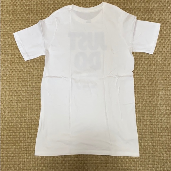 NWOT Youth Size Large Nike T-Shirt. - Picture 2 of 2